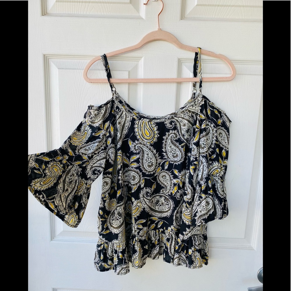 TORRID 00 Cold shoulder paisley design blouse🖤💛